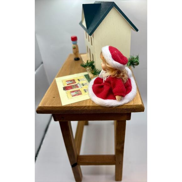 Byers Choice Dollhouse on Bench with Figurines - Picture 3 of 8